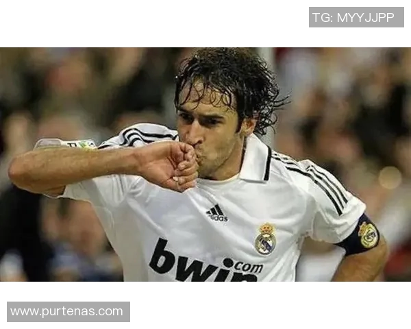 足球明星菲戈与劳尔的传奇对决与友谊故事回顾